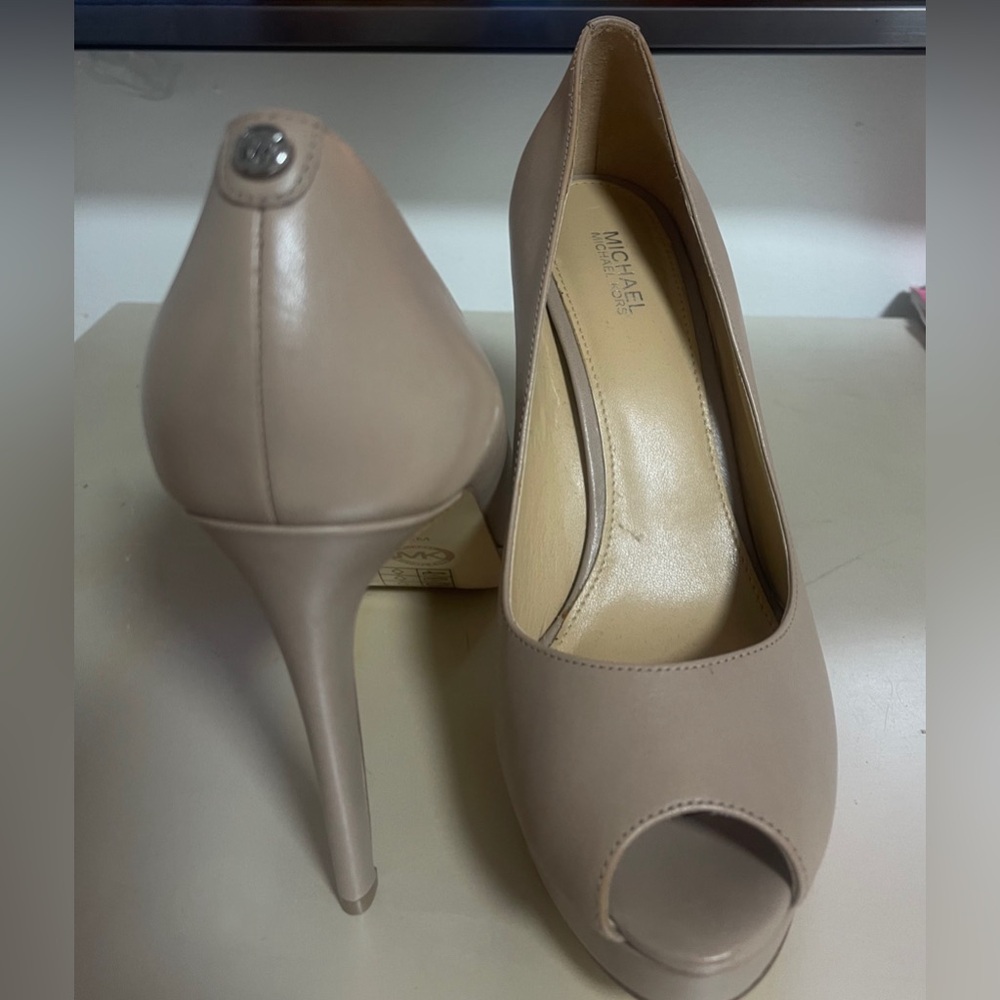 Michael kors pumps size 7.5